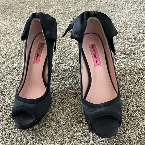 Betsey Johnson Black Classic Heels - Picture 4 of 4